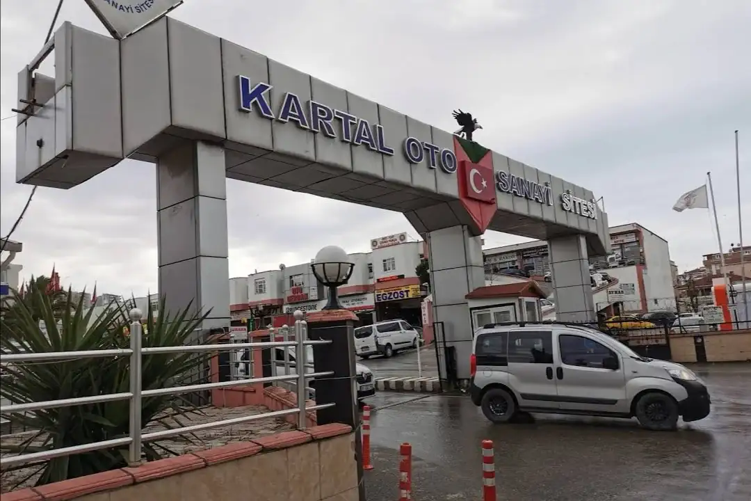 Kartal Otomatik Şanzıman atölyesinde yoğun servis günü, çoklu lift ve müşteri araçları