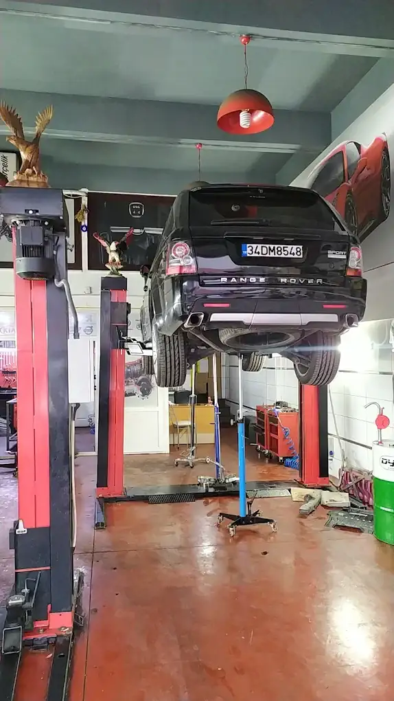 Lift üzerindeki Range Rover şanzıman söküm ve onarım çalışması